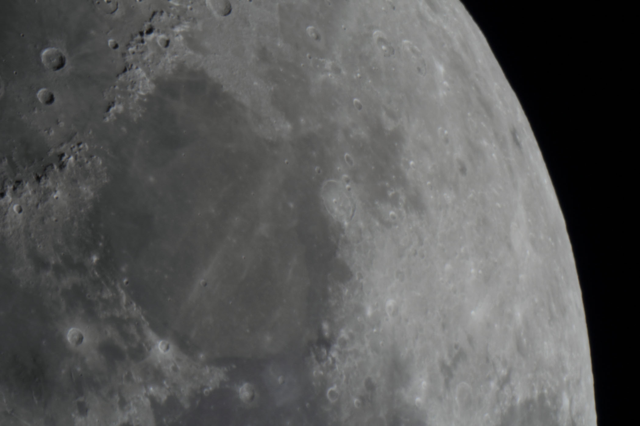 『月(月齢9.2)晴れの海付近』(2025年11月29)