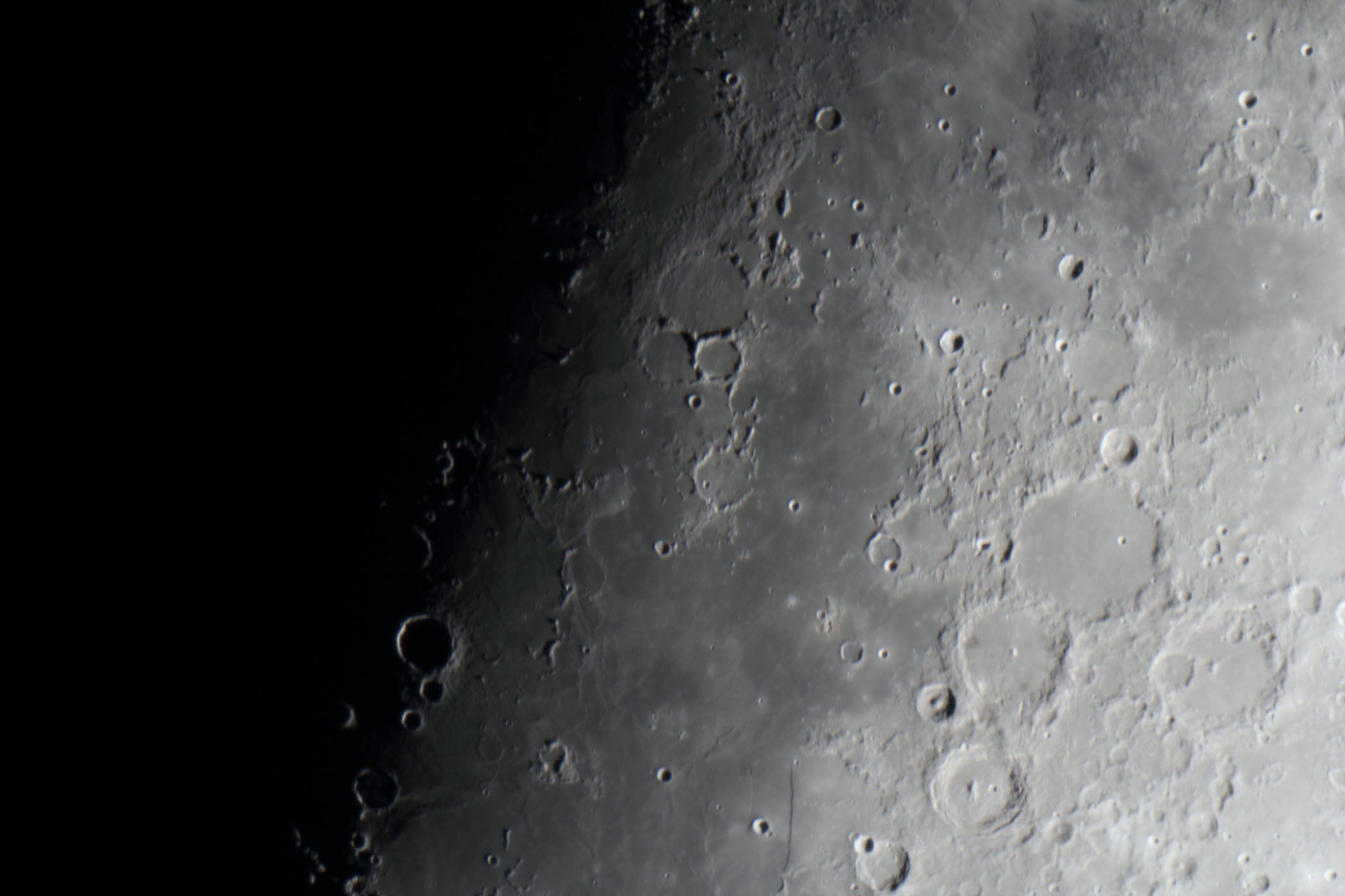 『月(月齢9.2)雲の海・プトレマイオス付近』(2025年11月29)