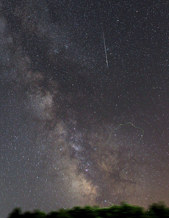 流星(ペルセウス座流星群)と蛍