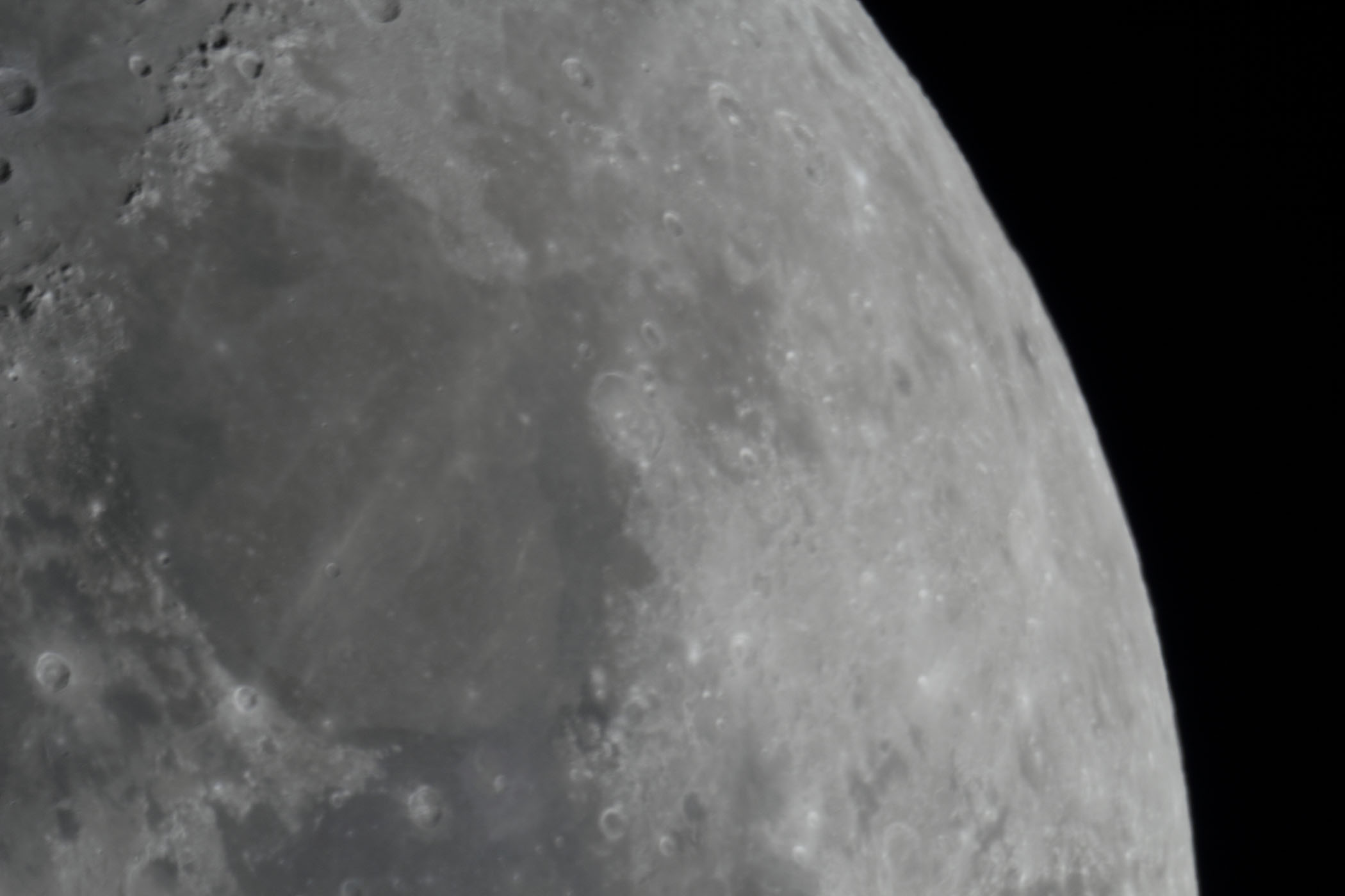 『月(月齢9.4)晴の海付近』(2025年12月29日)