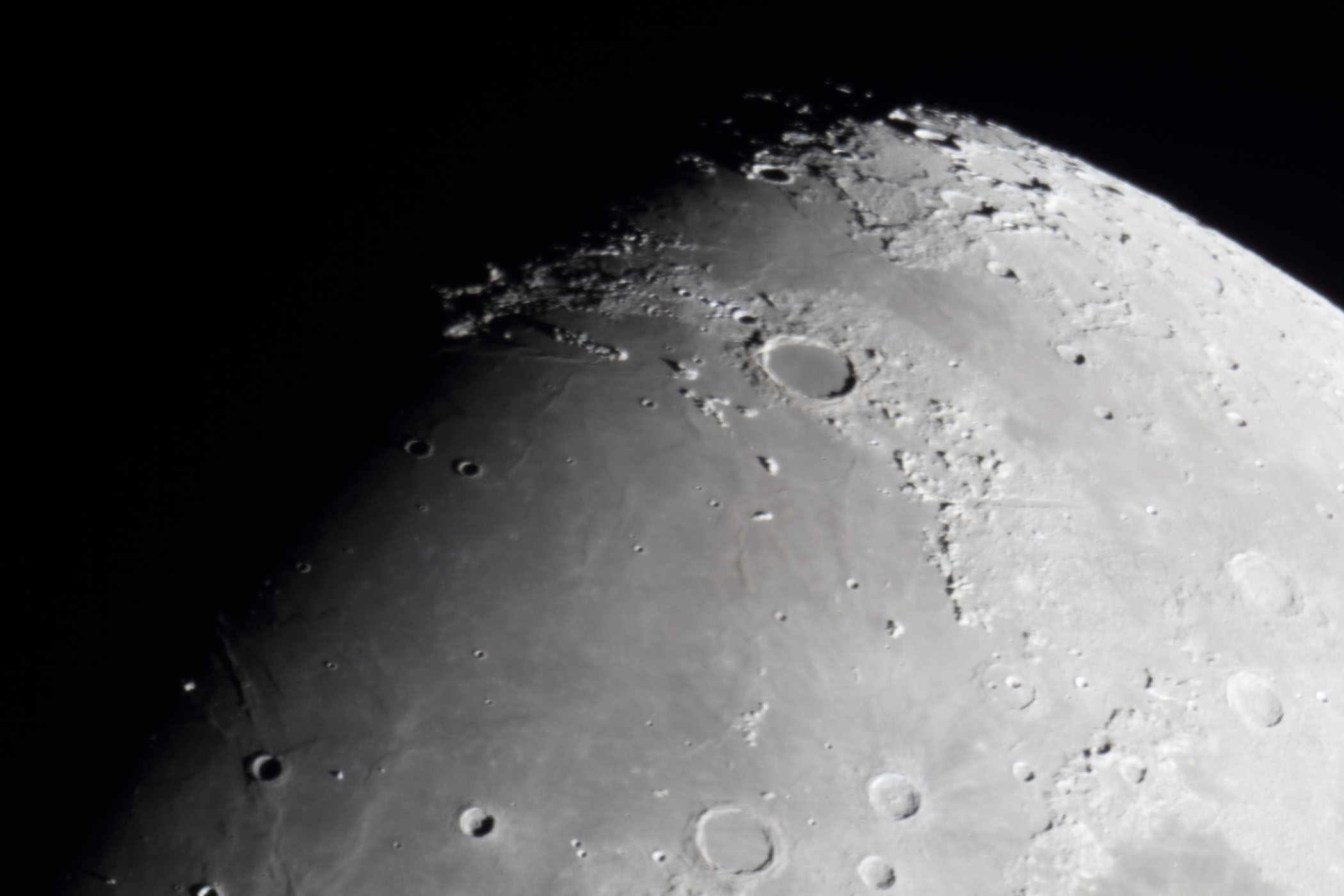 『月(月齢9.4)プラトン付近』(2025年12月29日)