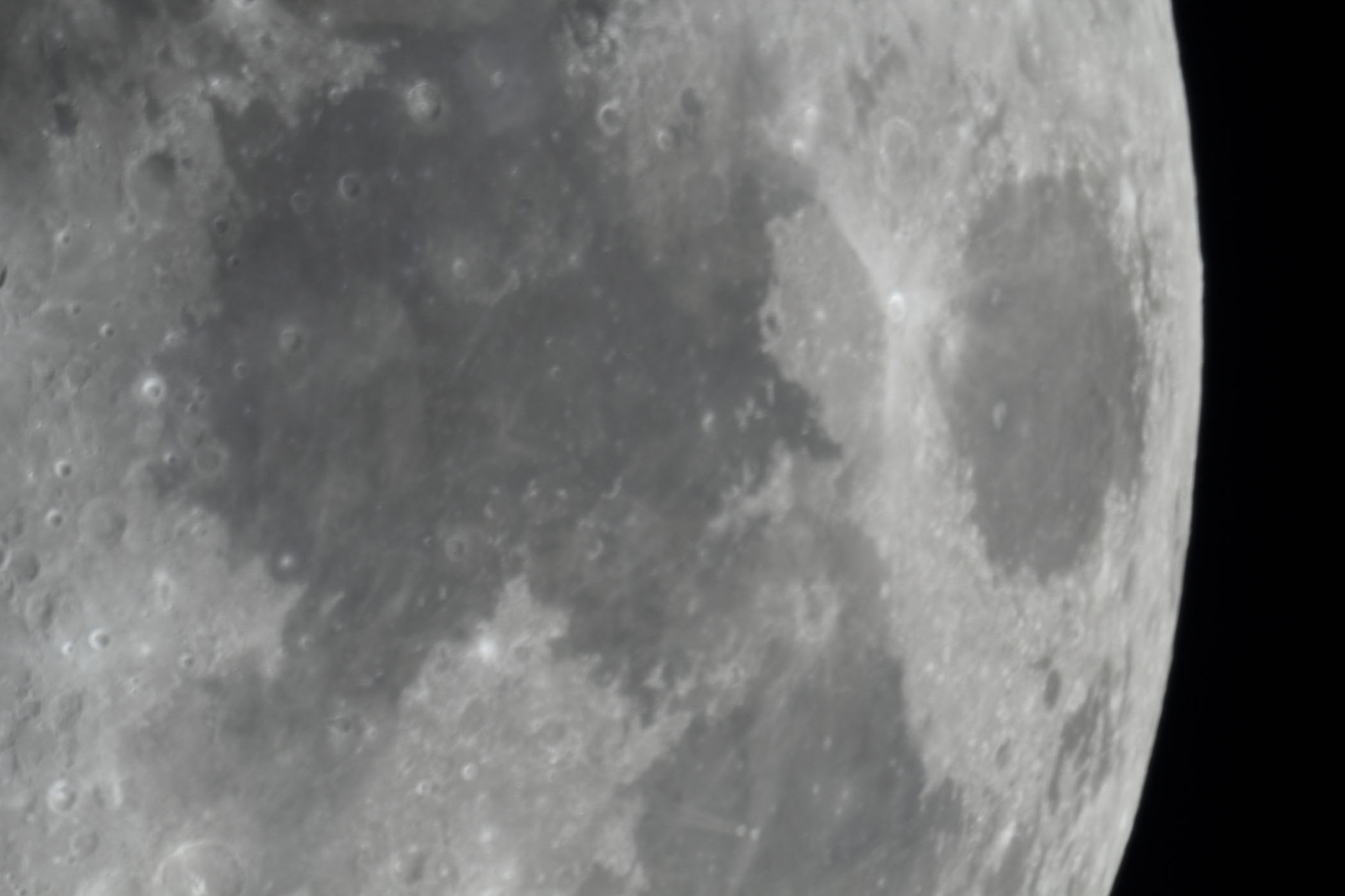 『月(月齢9.4)静かの海・危機の海付近』(2025年12月29日)